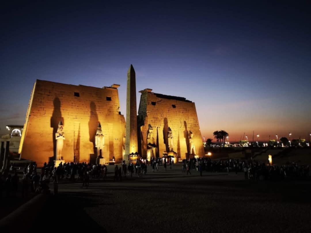 Karnak-Tempel in Luxor bei Sonnenlicht