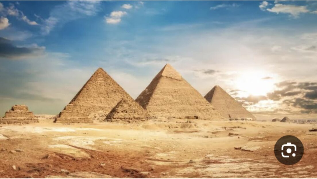 Pyramiden von Gizeh mit Sphinx