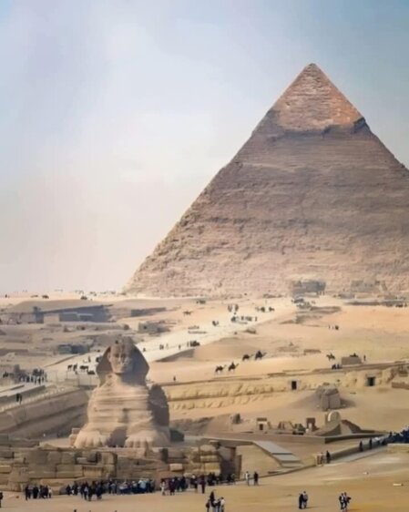 Kleingruppe mit Guide vor dem Minivan in Ägypten